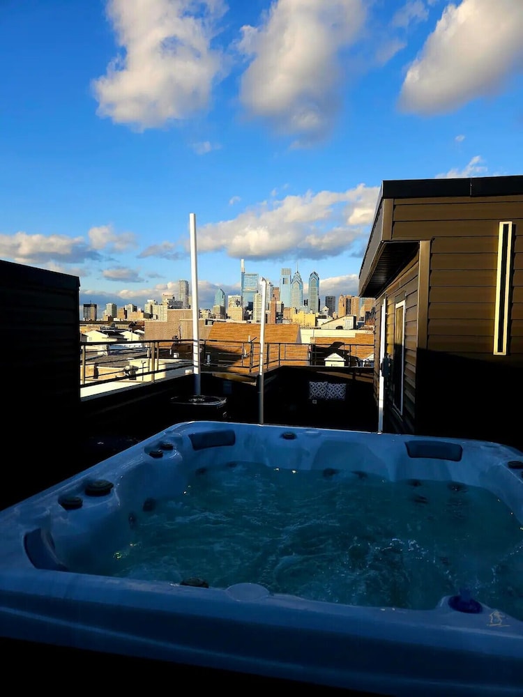 Cozy Home near City Center with Hot tub