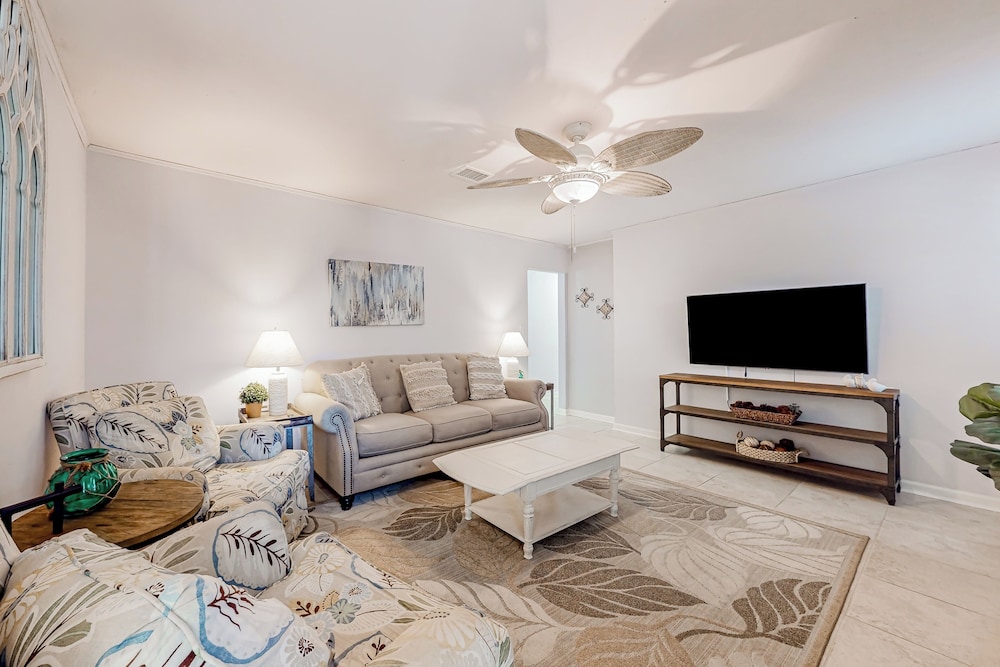 3BR Next to Park w/ Large Yard, AC & W & D