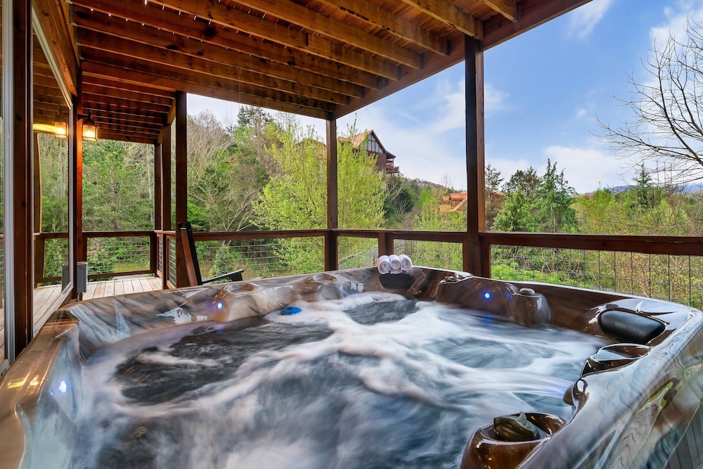 Smoky Horizon by Avantstay Game Room, Movie Theater, Deck w Hot Tub Views! view 3