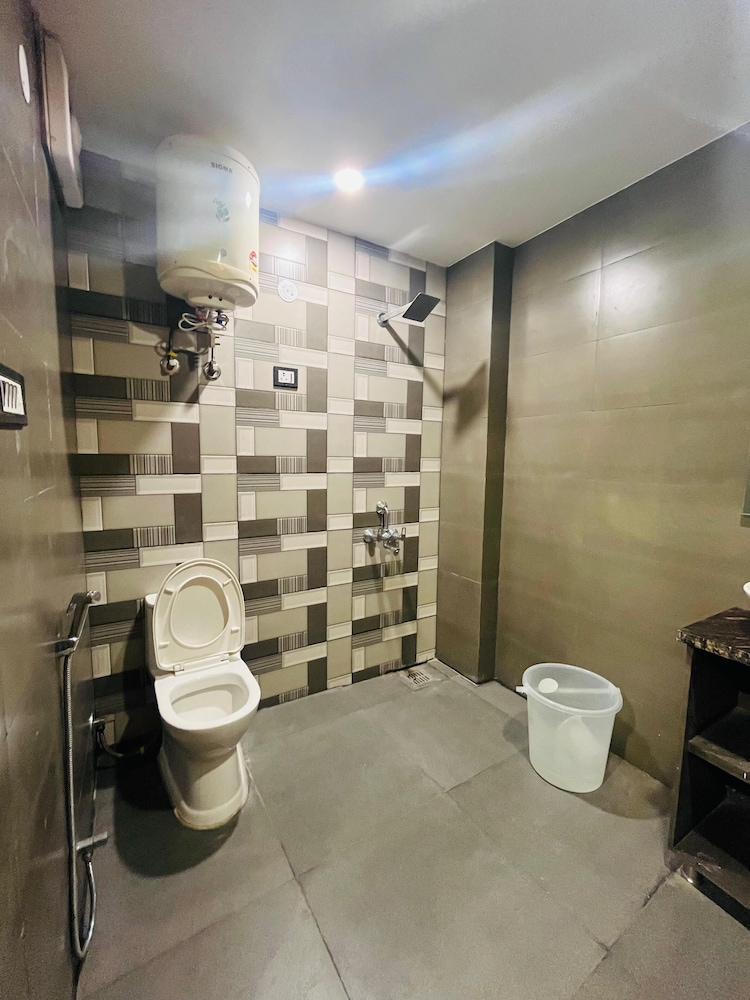 Roomshala 183 Hotel Aroma Chattarpur