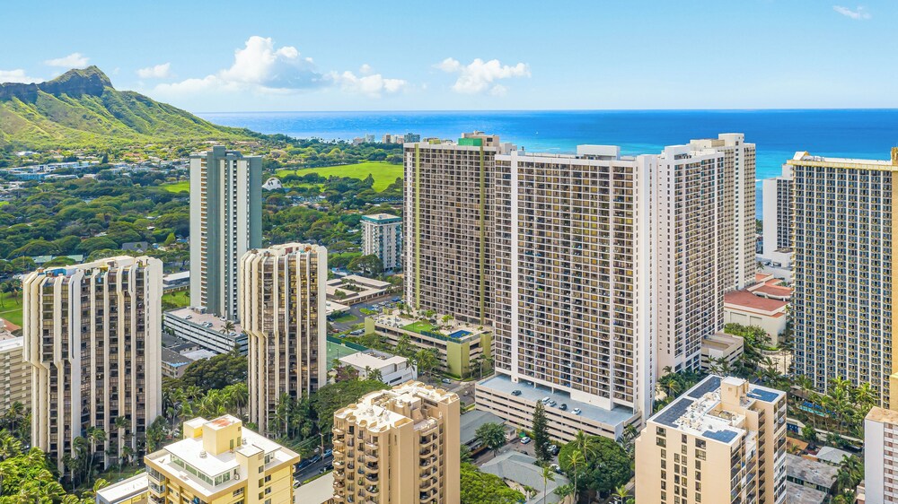 Waikiki Banyan 3409