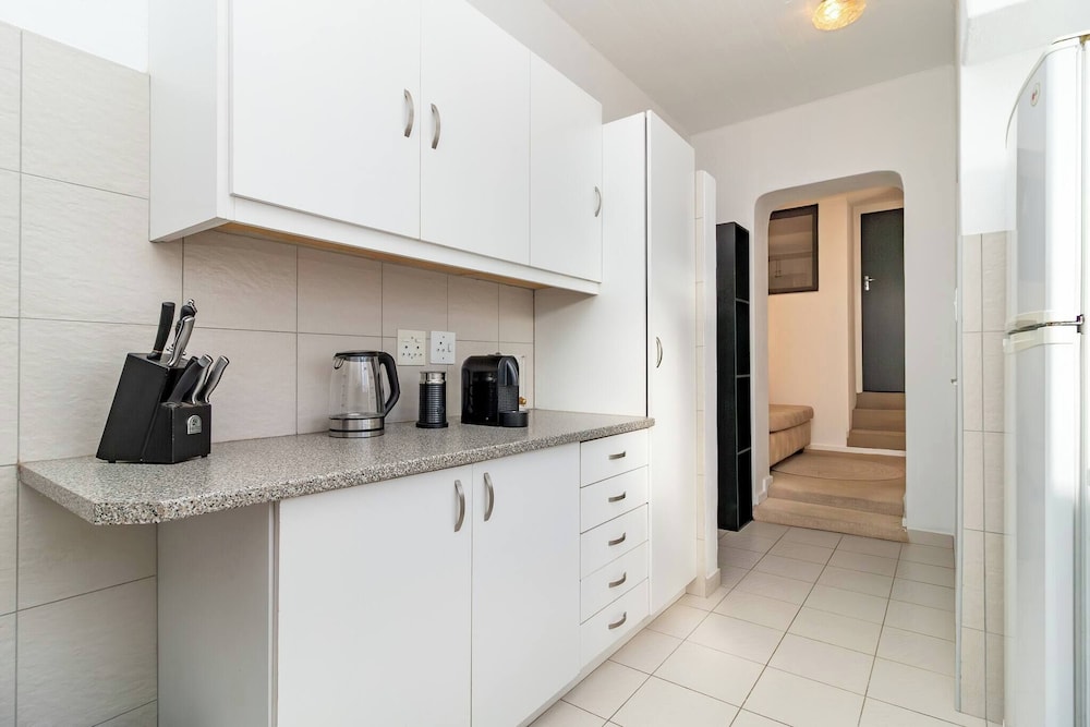 Charming Garden Cottage, Campsbay, Cape Town