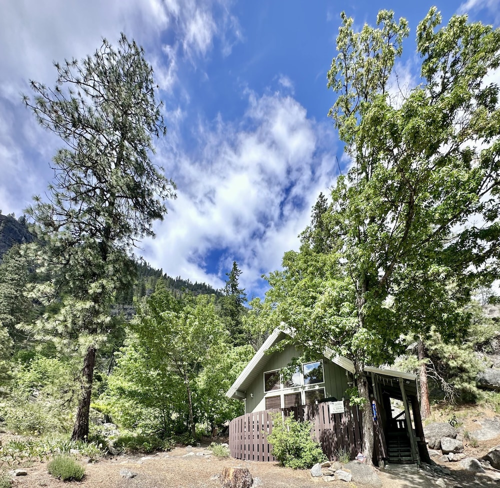 Icicle Chalet 1 Bedroom Cabin