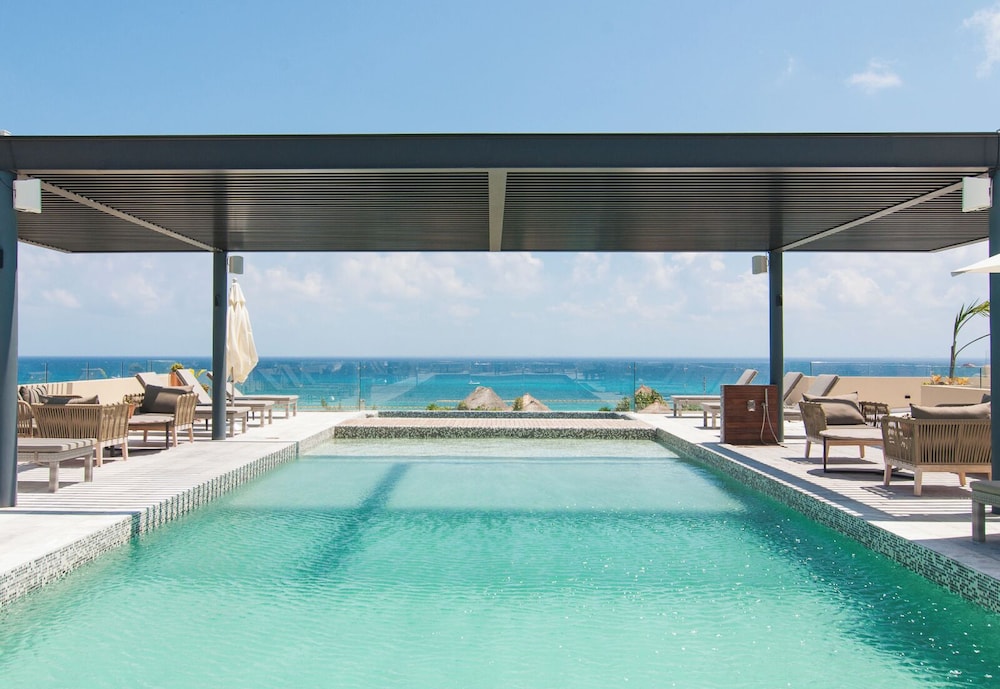 Condos with Oceanview Rooftop Pool