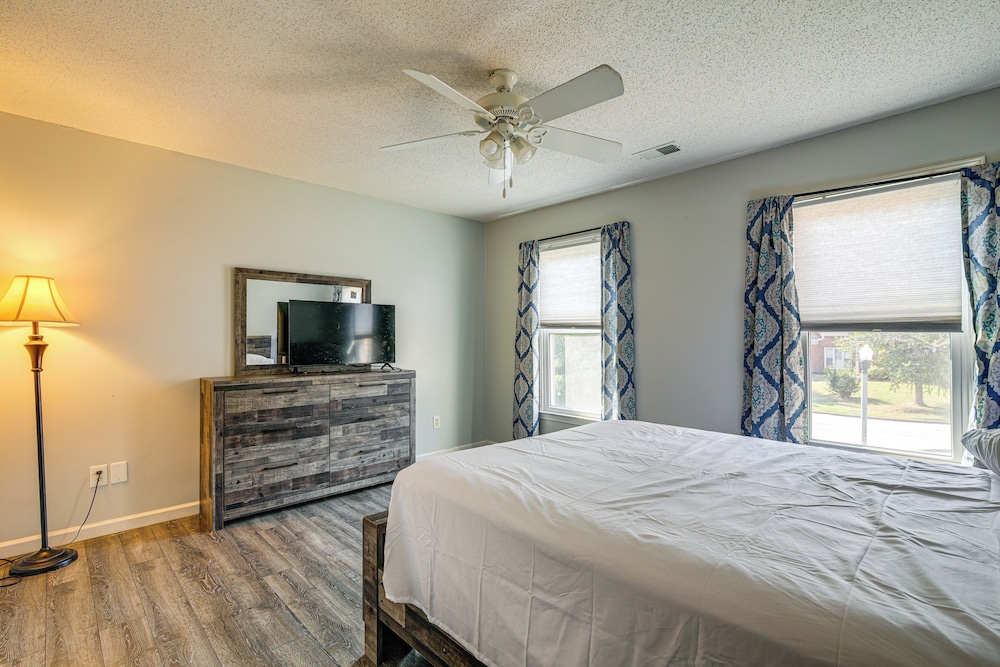 Residential Cul-de-sac: Suburban Memphis Hideaway!