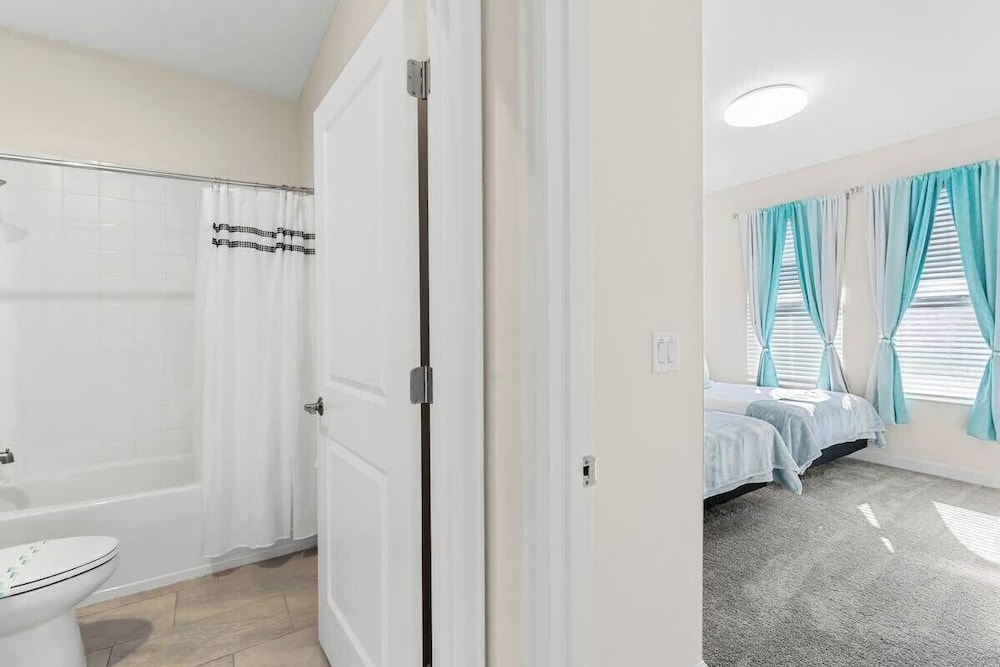 Sophisticated 6BR at Storey Lake