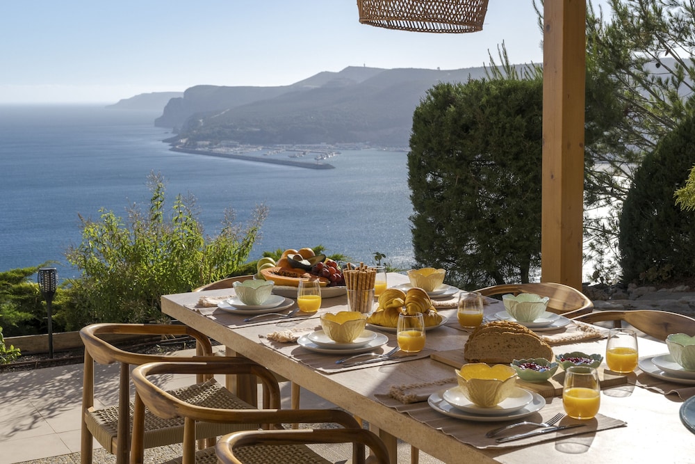 Coastline Arrabida Villa by Cadenzalux