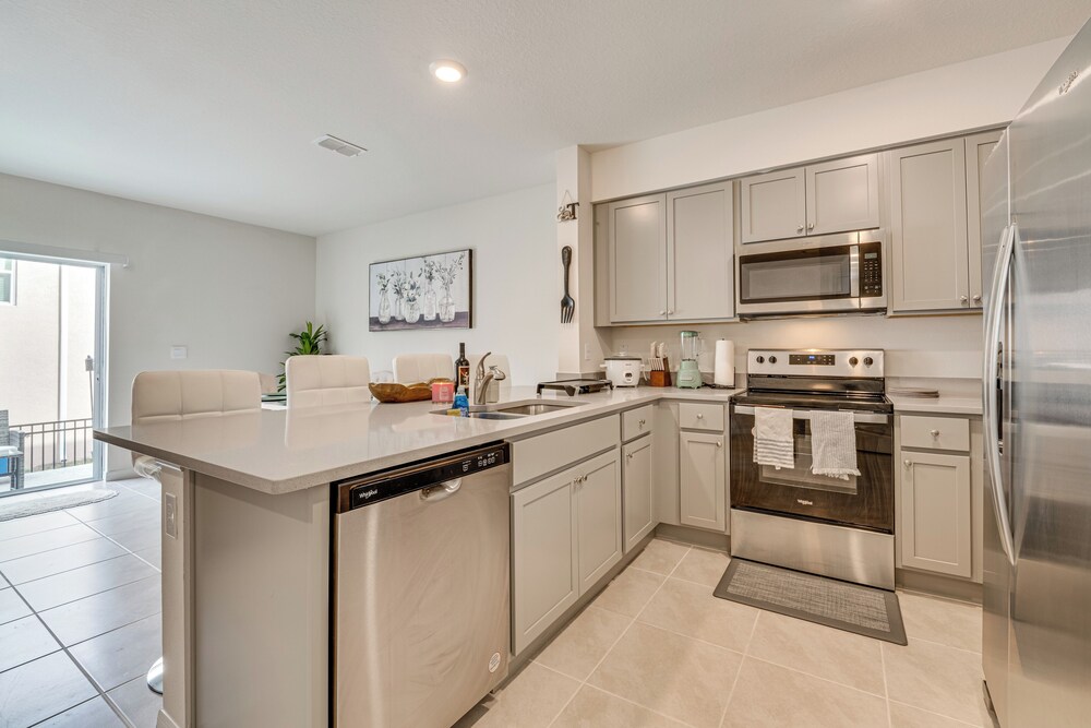 Davenport Home w/ Pool Access & Patio!