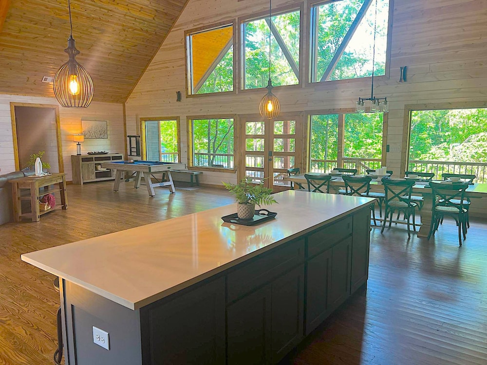 Whispering Winds Luxury Cabin in Hochatown