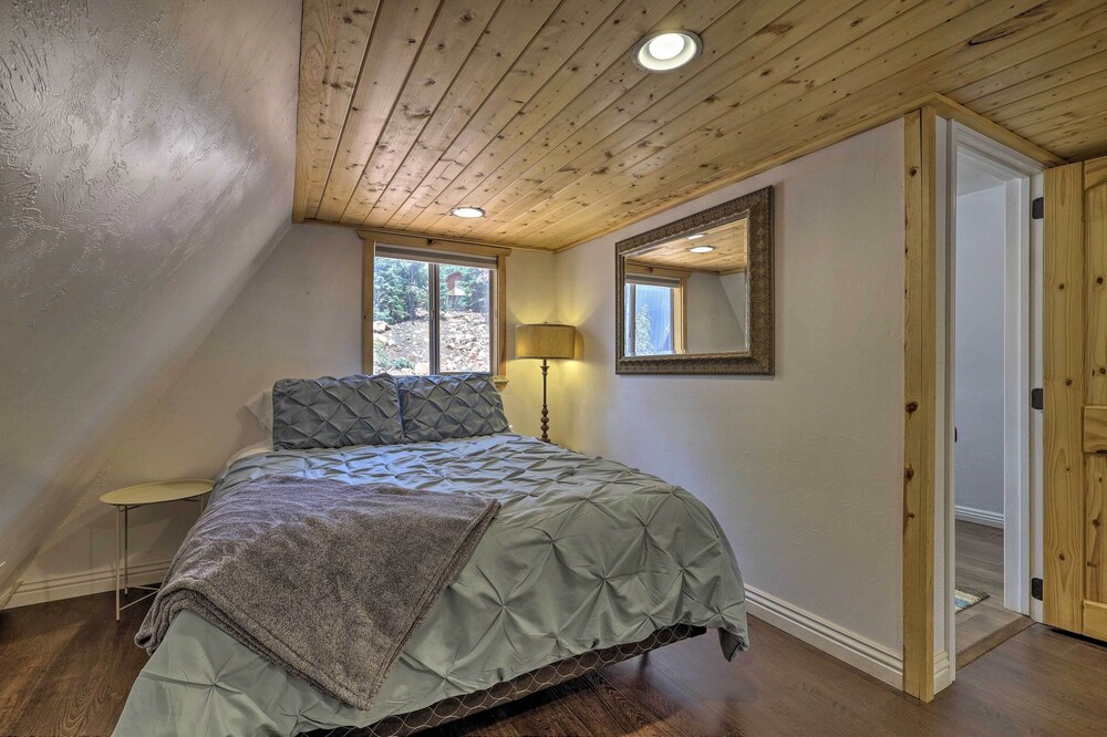 Cozy Duck Creek Cabin ~ 12 Mi to Nat'l Forest view 2