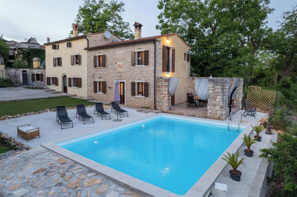 Holiday House with Pool Villa Ladybug