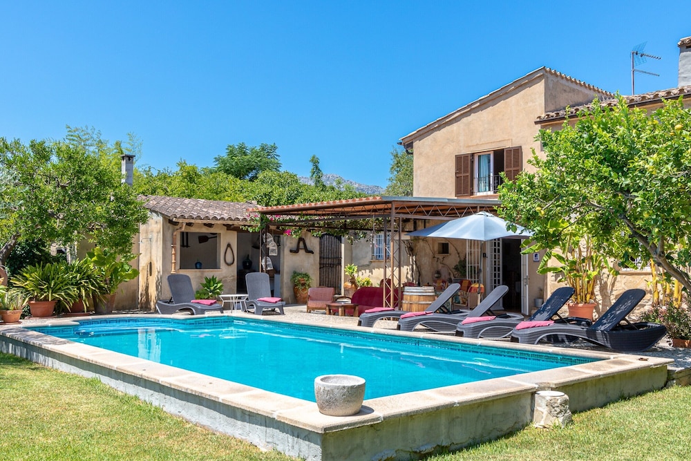 Traditional Charm With Private Pool