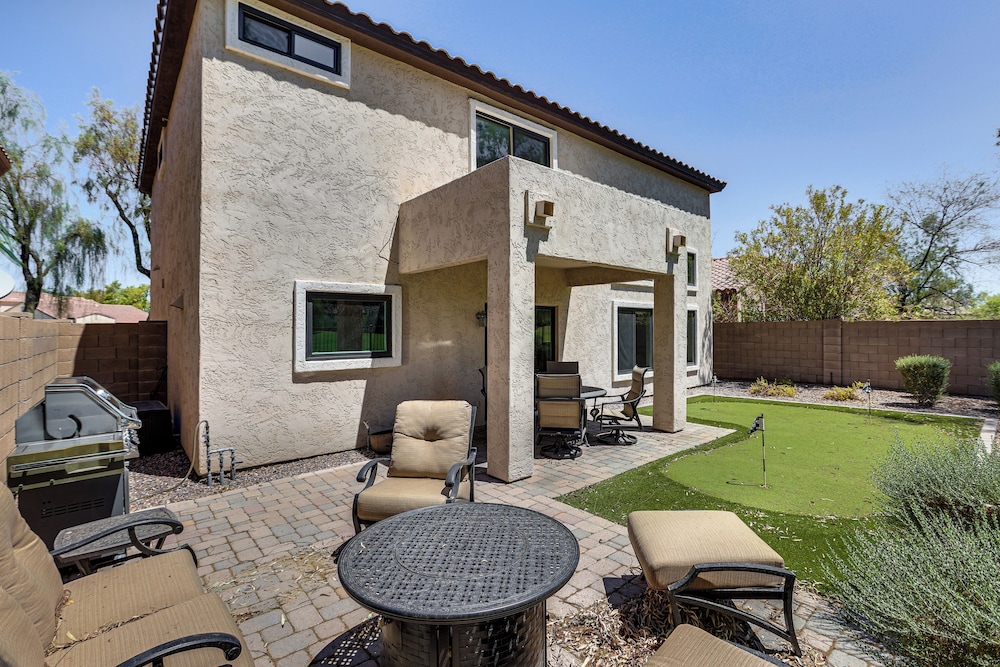 7 Mi to Dtwn: Golf Getaway w/ Fire Pit in Phoenix