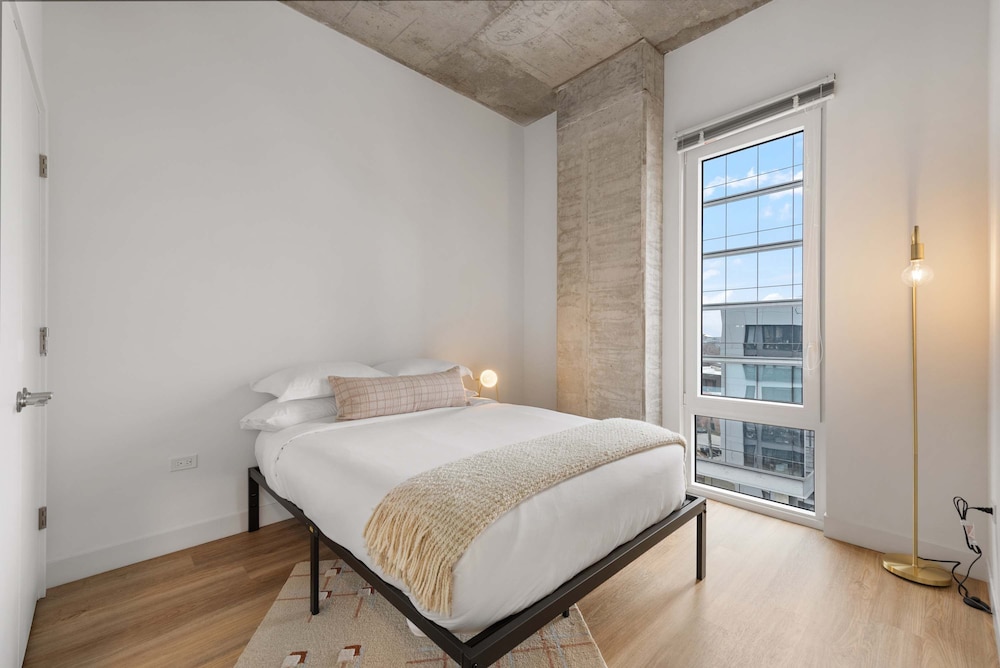 4BR Lincoln Park Getaway Steps to Red Line