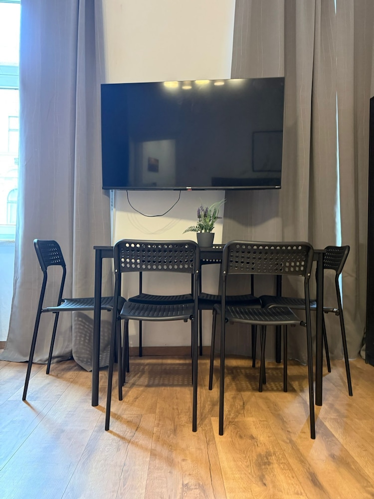 Comfy 2BR Apt Westbahnhof Area