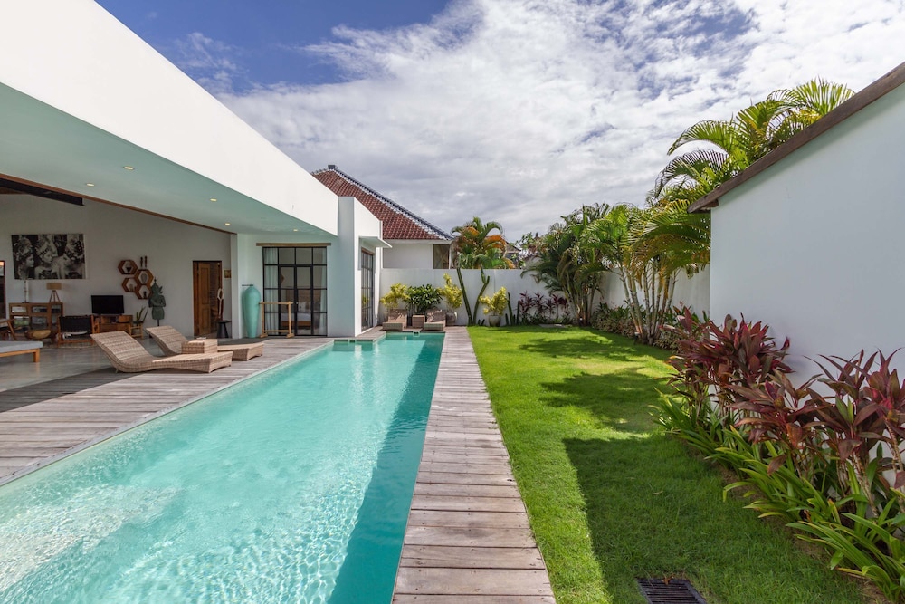 Villa Maje by Alfred in Bali - Tropical 3BD Villa w Pool Near Batu Belig Beach
