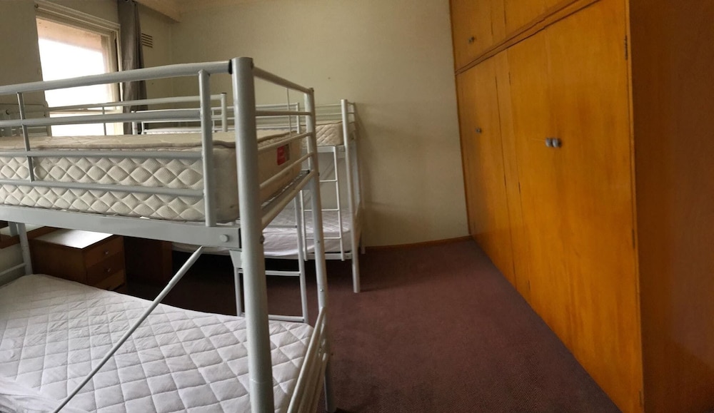 Young Budget Accommodation - Hostel view 4