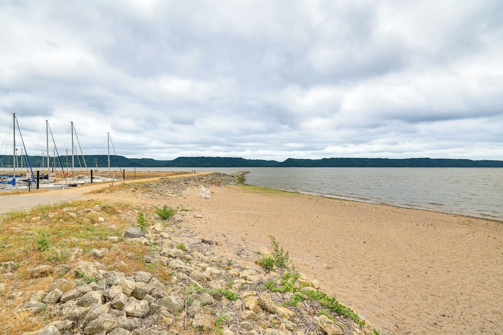 Steps to Marina & Beach: Couples Cottage in Pepin