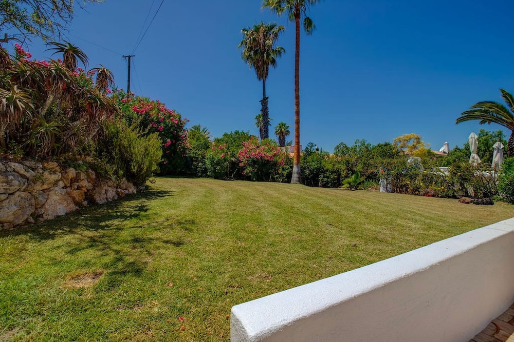 Casa Ninho Spacious 5 Bedroom Villa in an Enviab