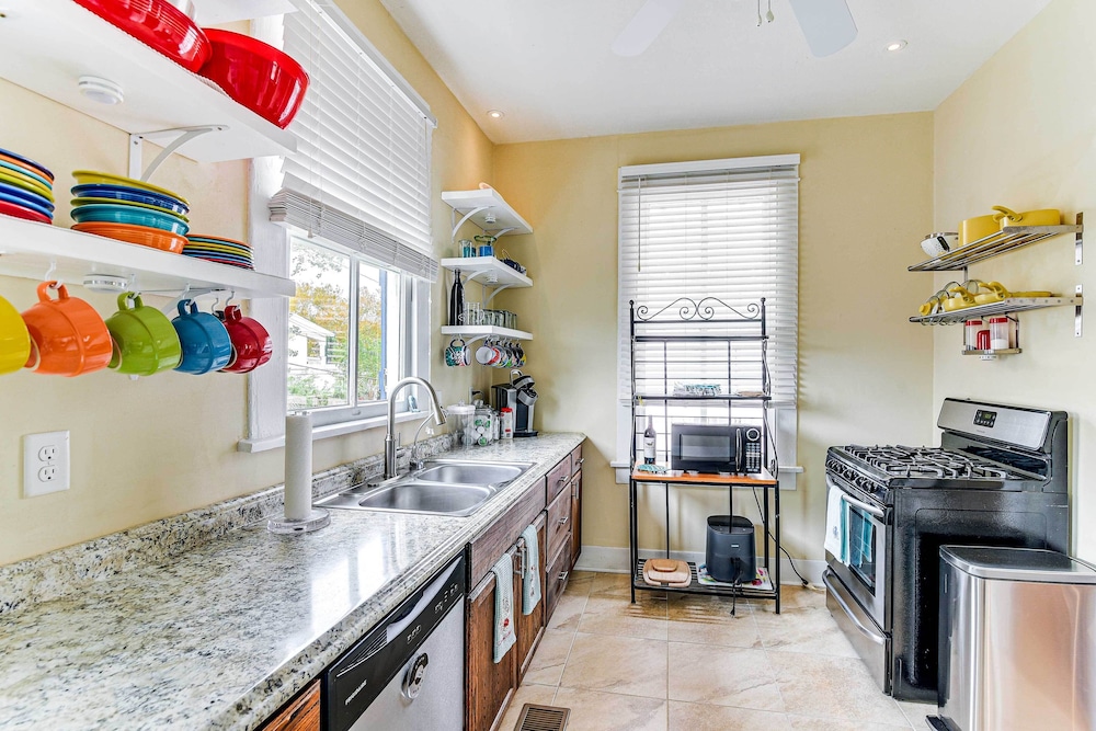 Walk to Beach: Galveston Home w/ Fenced Yard!