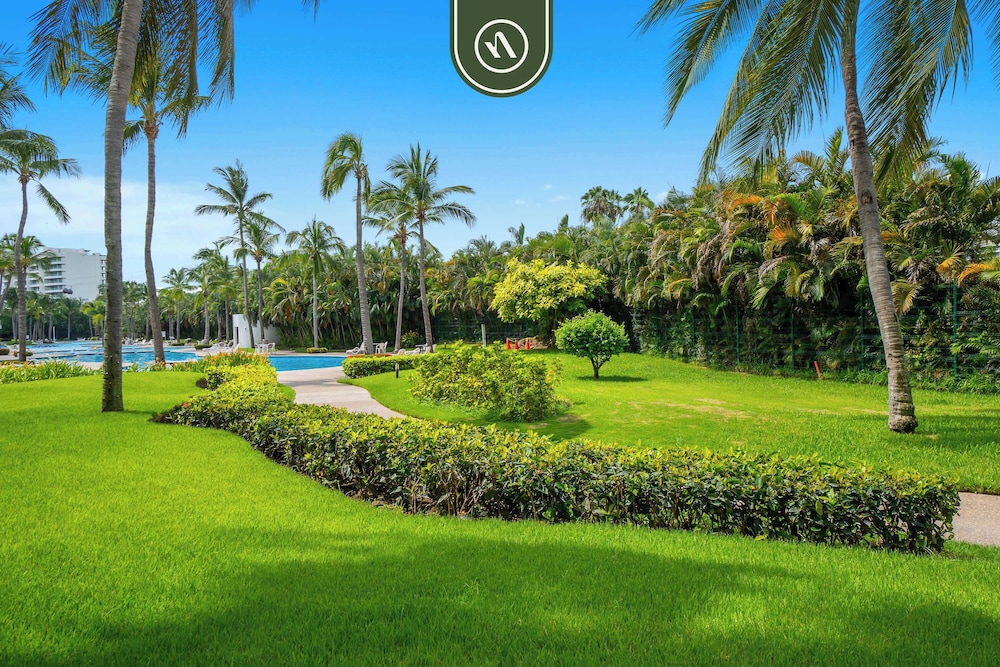 Stylish 2 BR Condo - Pools - Golf - Membership