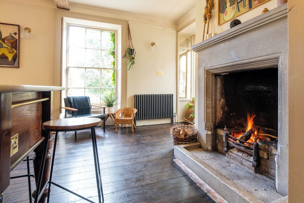 Stunning 8-Bedroom Home in Painswick