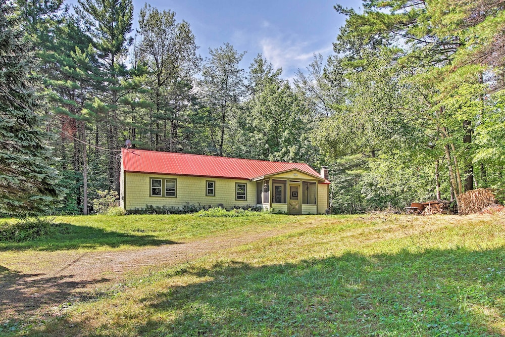 Rustic Bradford Cottage - 14 Miles to Sunapee Mtn!