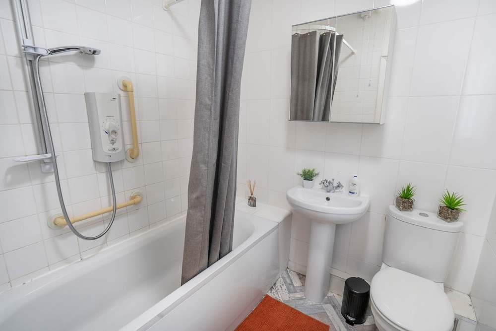 Comfy 3bed House-parking-garden