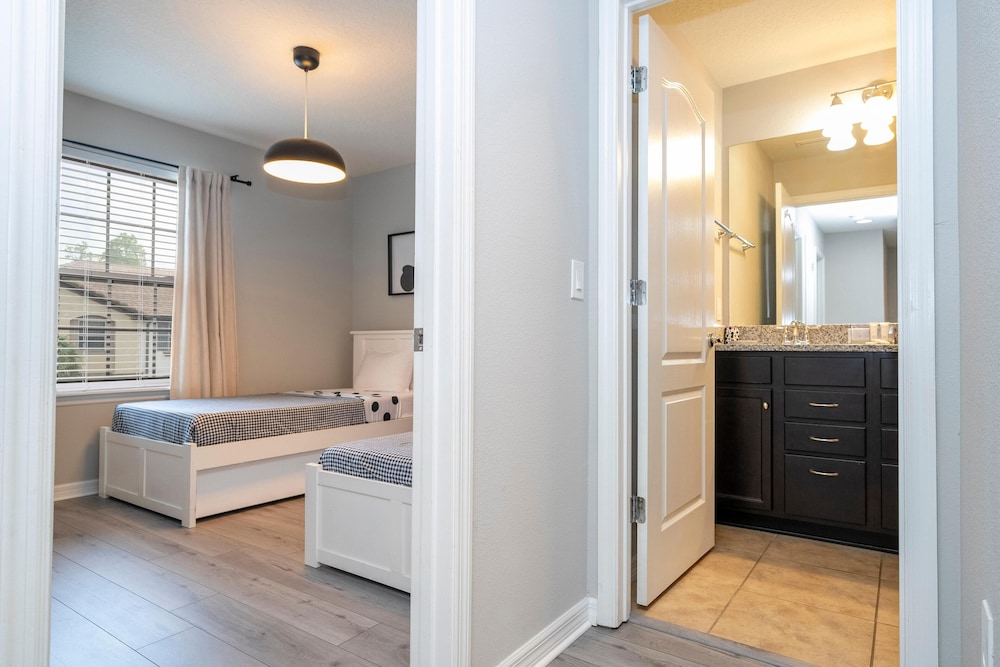 8822 GC - Fabulous 5BR Townhome: Pet Friendly