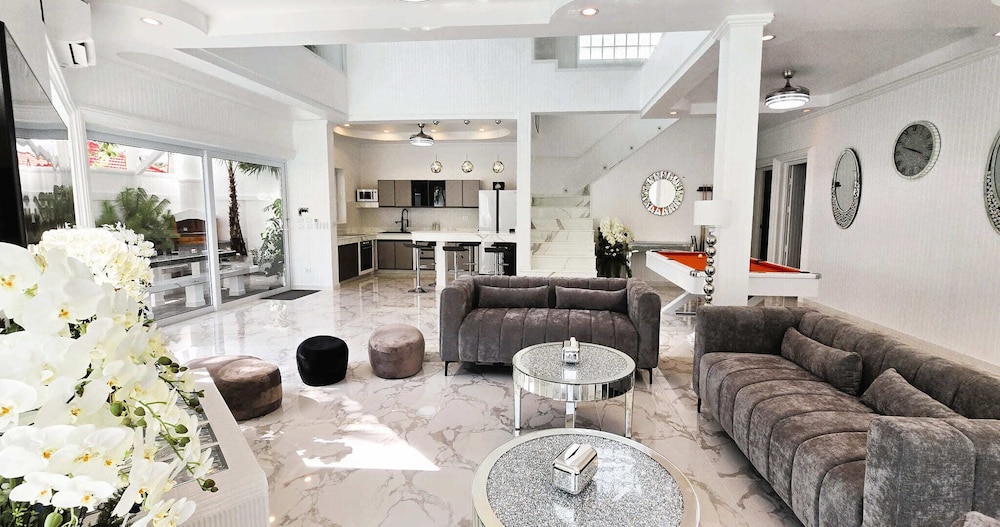 LUMALAND Luxury Pool Villa Pattaya Walking Street
