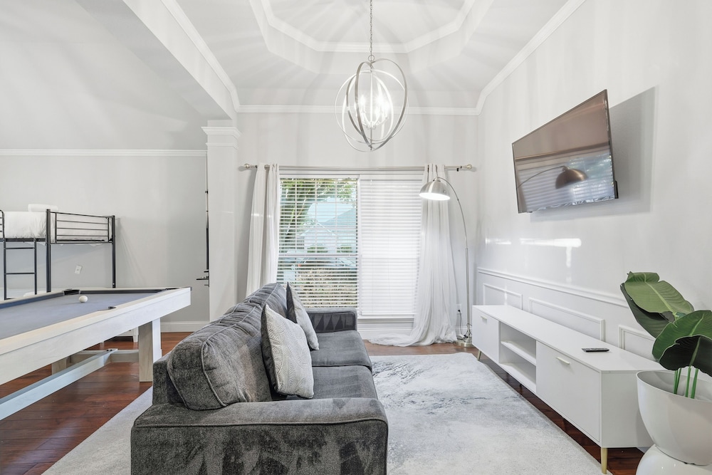 Lux Cozy 5B2B Home for Families