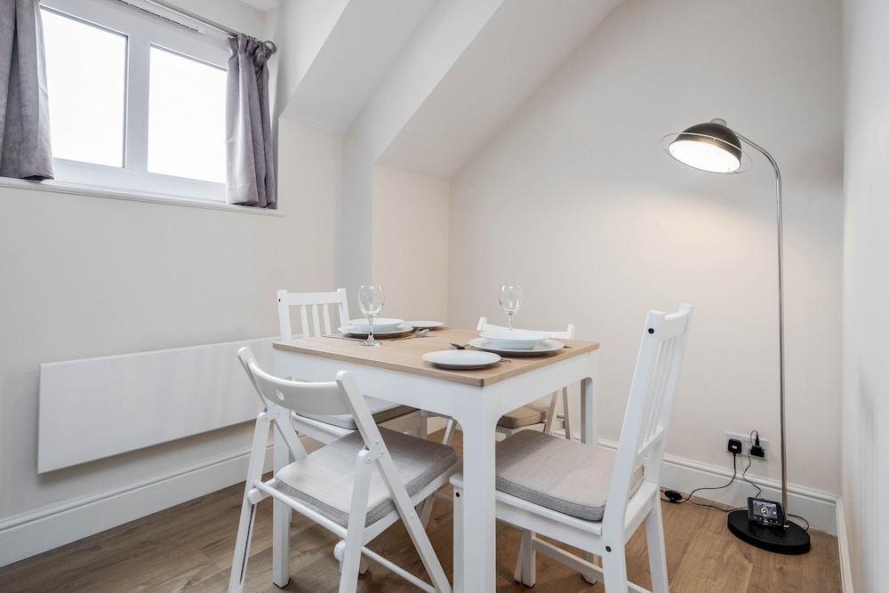 Luxury 1 Bedroom Apartment with Parking