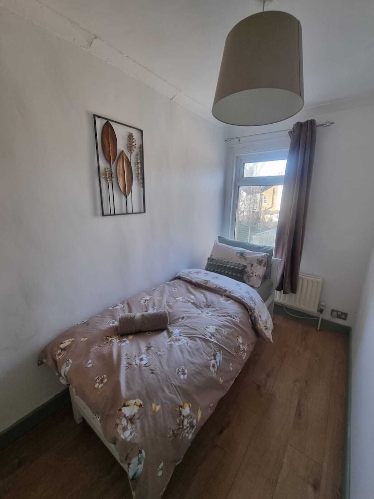 Elegant 4-bed House in Dartford view 4