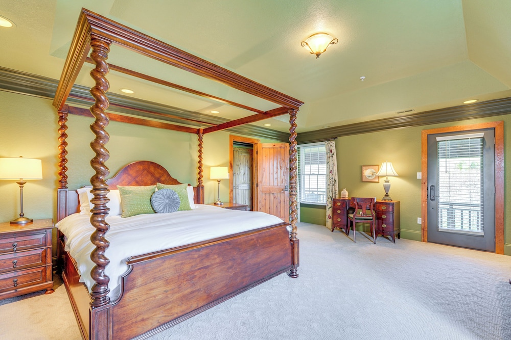 Private Hot Tub: 'bays View Lodge' in Kingsport!