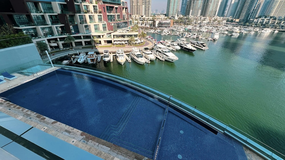 Stunning 1-bed in the Iconic Cayan Tower