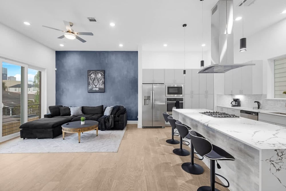 Perfect Houston Group Stay for 12 With 6 Beds 6 Baths