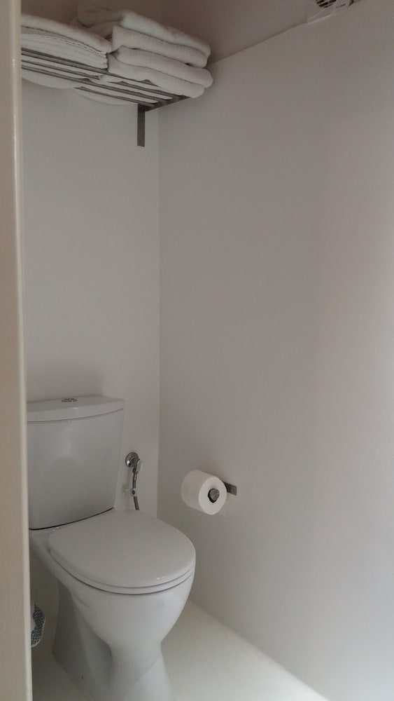 Manos Rooms