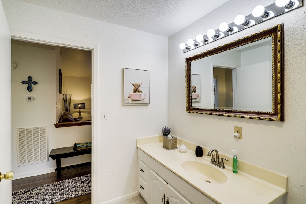 1 Mi to Downtown & Shopping: Quiet Brenham Home