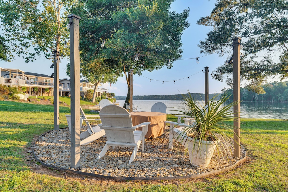 Breathtaking Views & Deck: Badin Lake House!