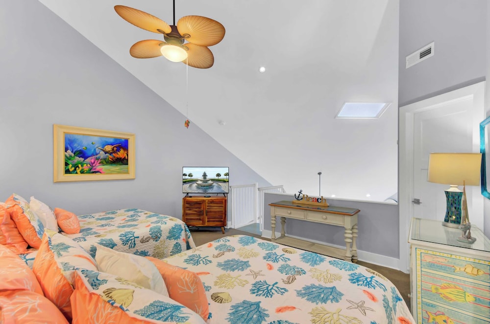 518 Seascape Waterfront Views + Community Pool