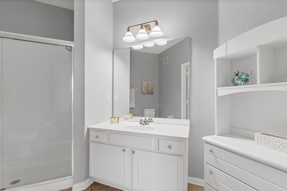 Newly Remodeled Lakeview Penthouse, Near Conv. Ctr