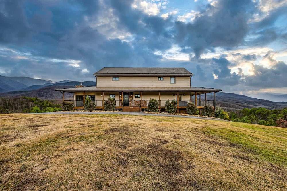 Sleeps18 Views 2 Hottubs Family Reunion Retreat