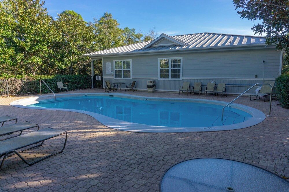 Aquamarine! Sleeps 12! Close to Community Pool! Private Beach Access!