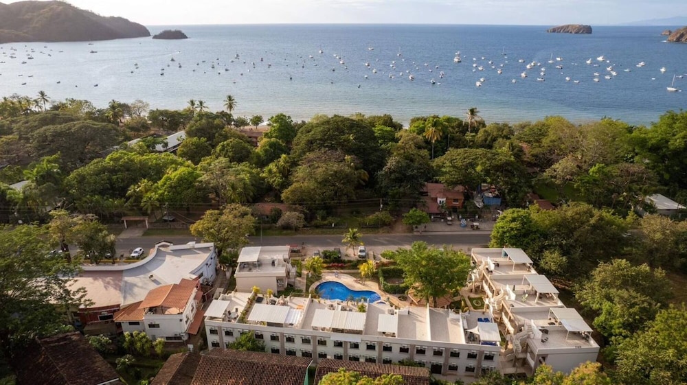 Cozy Condo with Panoramic Hillside Views from Rooftop Terrace and Short Walk to Beach