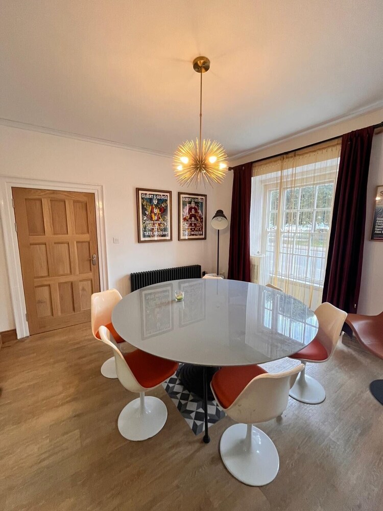 Spacious 6 Bedroom Retreat in Milford Haven