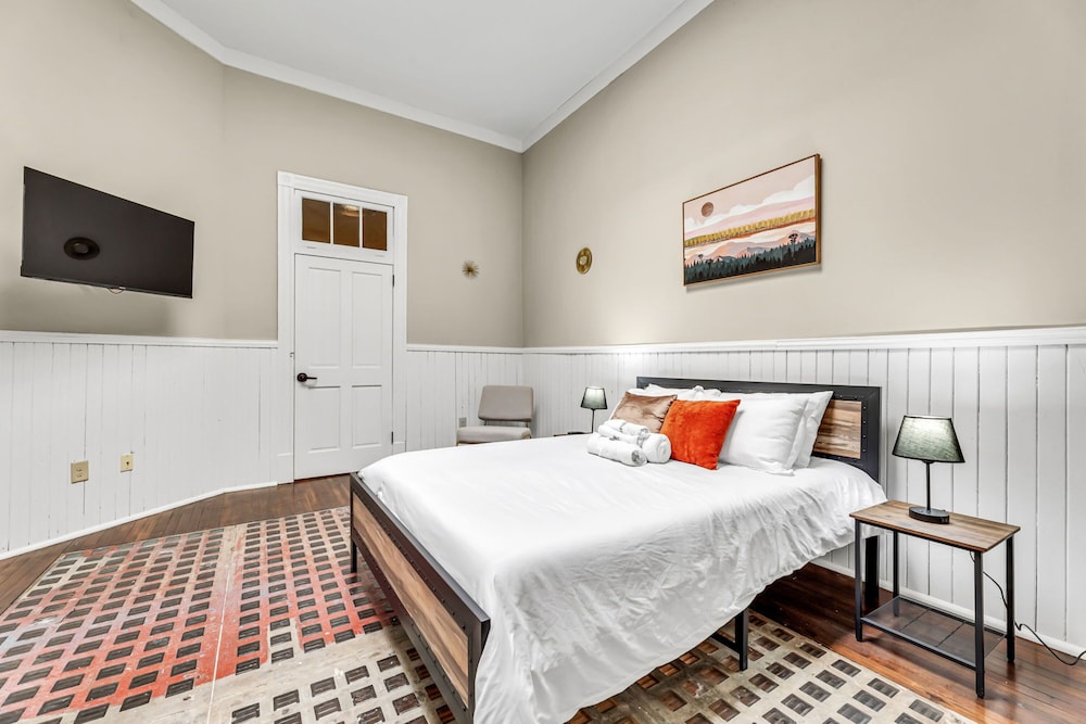 Elm St. Retro Retreat - Downtown Condo view 2