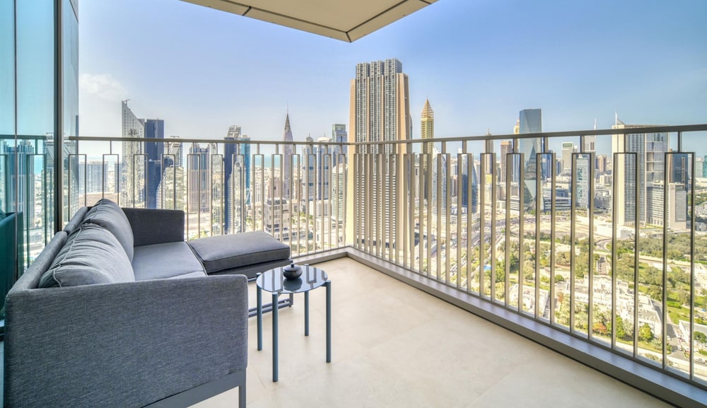 Classy Downtown 2BR w City View Balcony