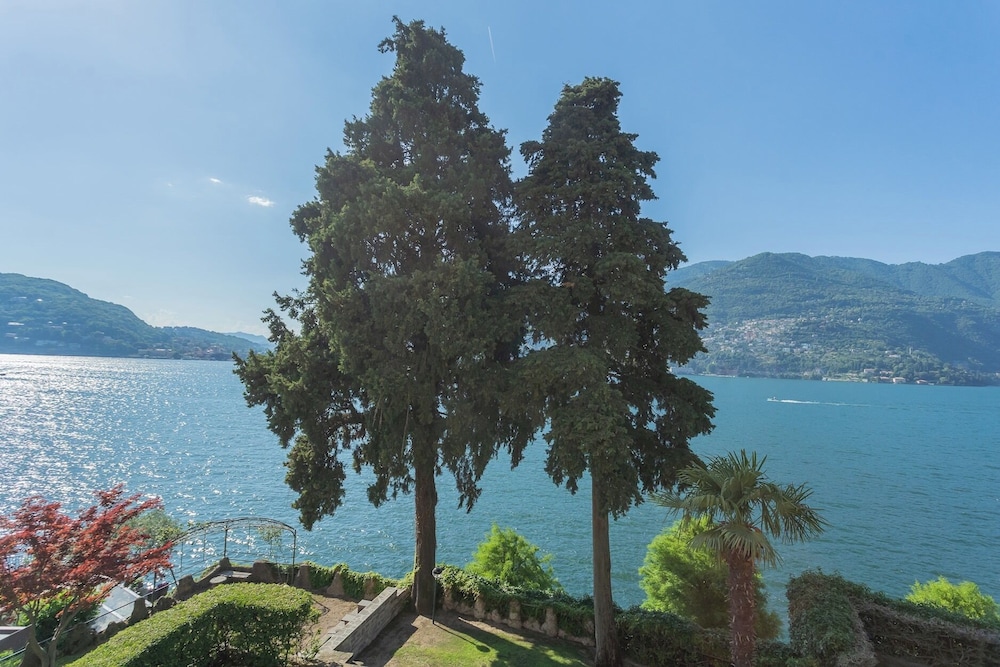 Front Lake Apartment With Private Funicular by Rent all Como