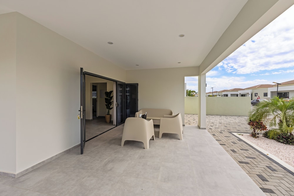 Infinity Blue villa with private pool at Mambo Beach