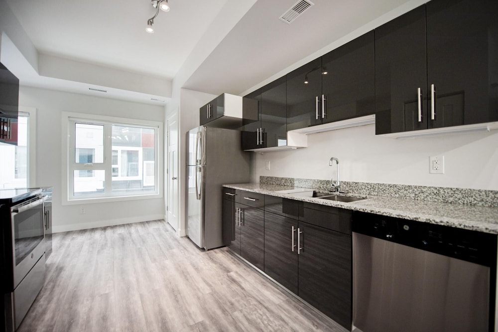 Upscale 2 Bedroom Townhouse Near Uofm IG Field - Image 4